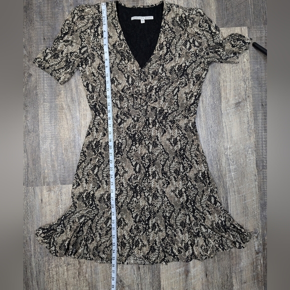 VERONICA BEARD Ried Short Sleeve VNeck Ruffle Hem Silk Dress Sz 6 Snake Print - Picture 9 of 11